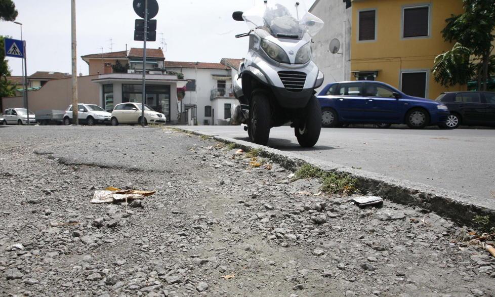 Si rifanno le strisce ma non c’è asfalto