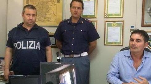 «Se ti spogli ti regalo una ricarica»