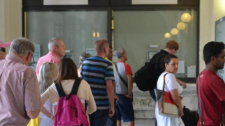 Colpisce una donna in faccia: denunciato