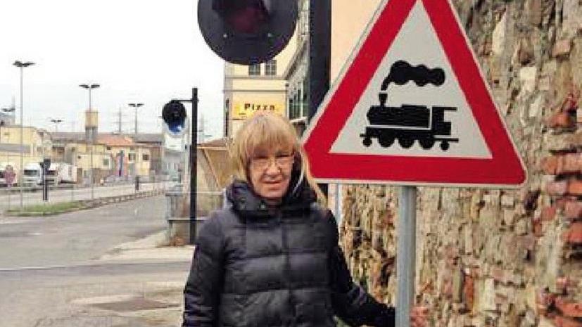 Ferita al volto dal cartello troppo basso (e beffata dal ping pong fra gli uffici)