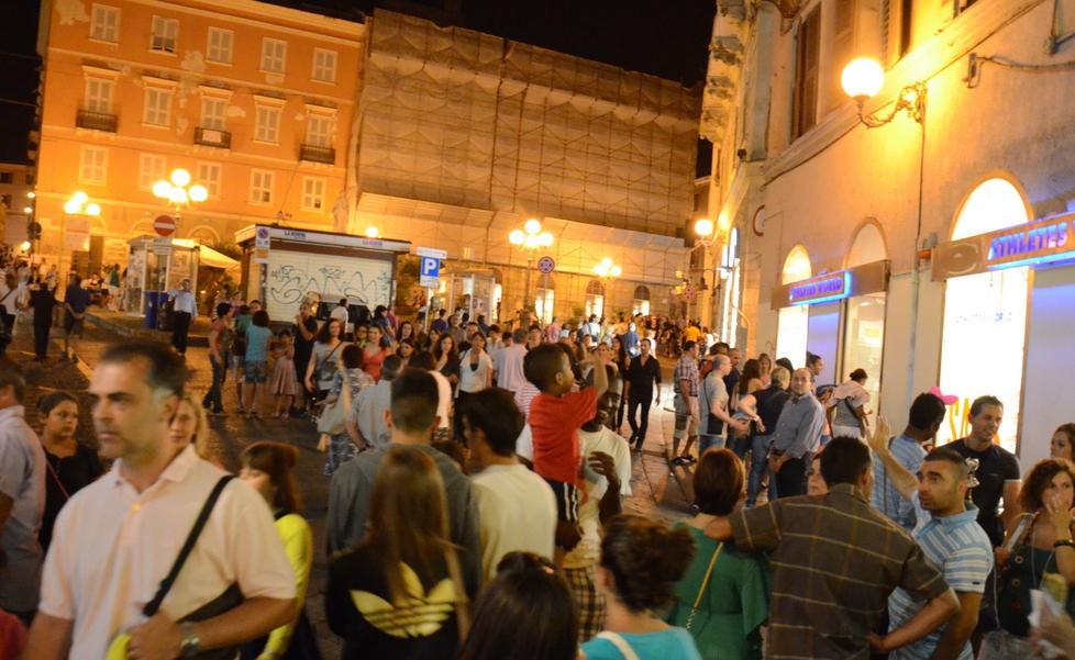 Stasera si fa shopping sotto le stelle