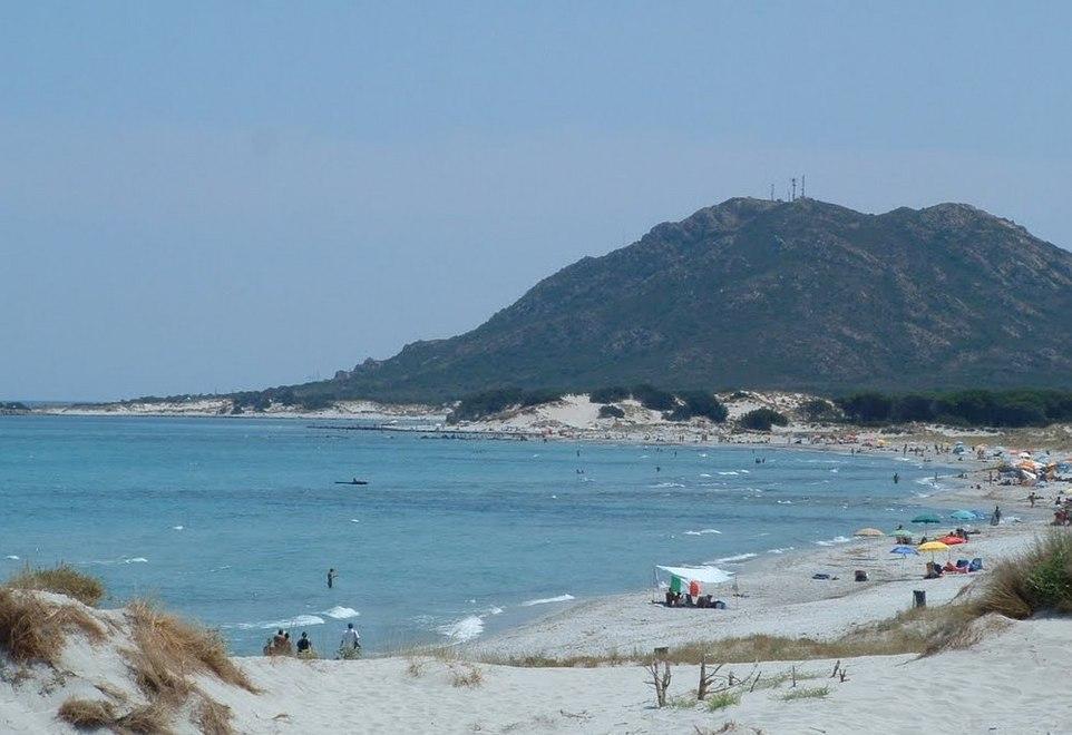 Capo Comino, dune di sabbia bianca e un mare dal colore verde smeraldo 