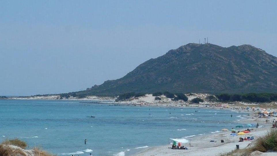 Capo Comino, dune di sabbia bianca e un mare dal colore verde smeraldo 