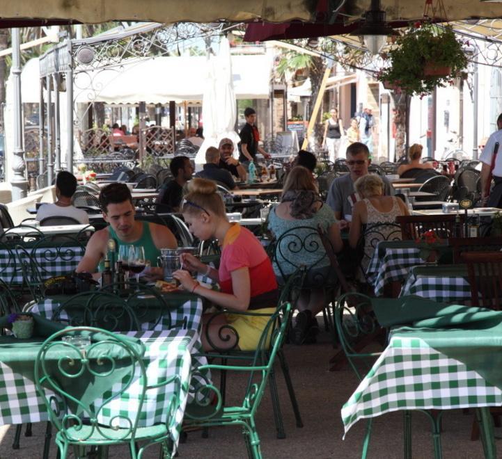Vigili urbani pronti a smontare i gazebo 
