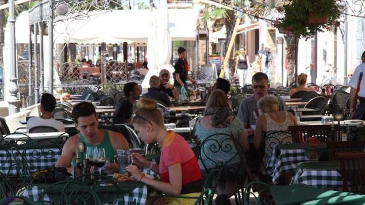 Vigili urbani pronti a smontare i gazebo