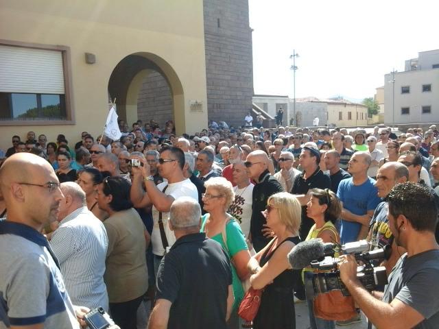 Rivolta contro il caro-rifiuti: centinaia in piazza a Carbonia 