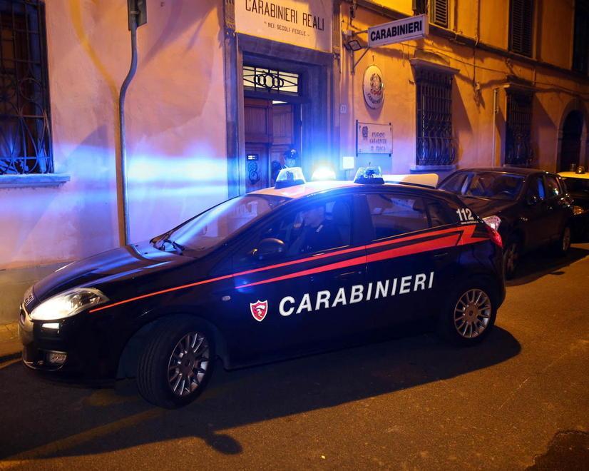 Ruba le chiavi di casa per derubare un’anziana 