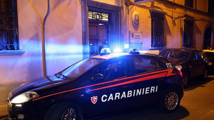 Ruba le chiavi di casa per derubare un’anziana
