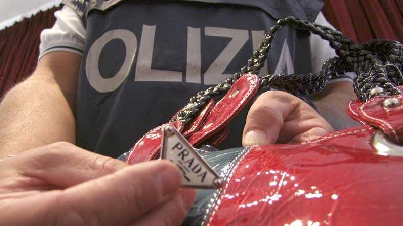 Operazione anti-abusivi a Lido e Viareggio: identificate 13 persone
