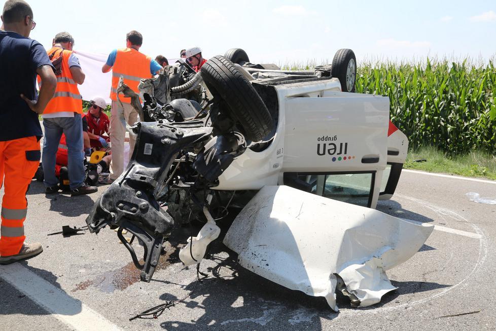 Con l’auto contro un muretto a Santa Vittoria, grave tecnico di Iren  VIDEO - FOTO