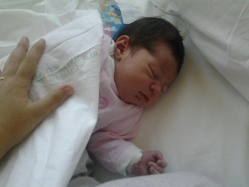 Nasce in casa sul divano, il babbo fa da ostetrico 