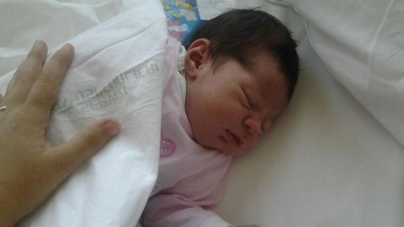 Nasce in casa sul divano, il babbo fa da ostetrico