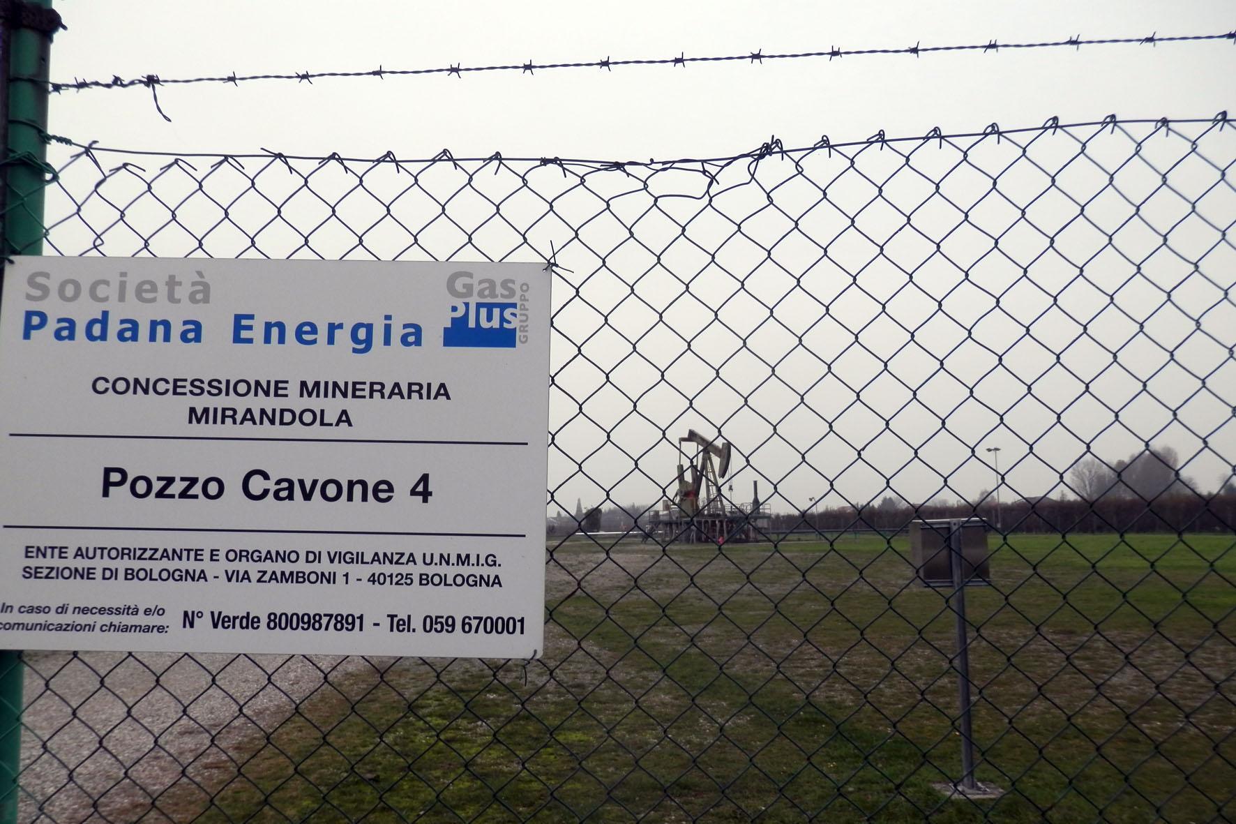 Un pozzo di estrazione del giacimento Cavone tra Mirandola, San Possidonio e Novi