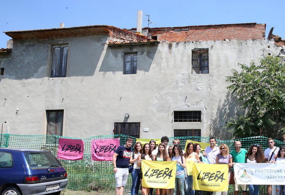 I ragazzi di Libera nel casolare confiscato 