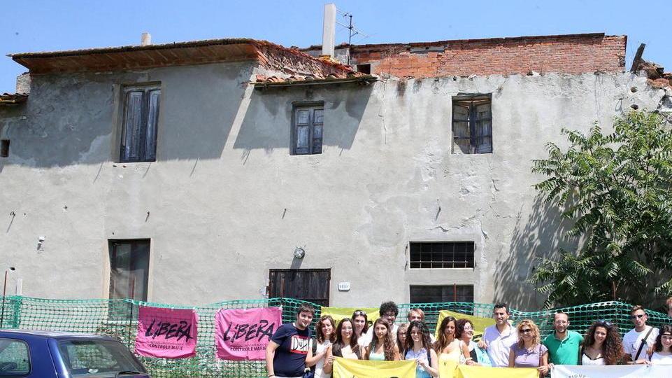 I ragazzi di Libera nel casolare confiscato