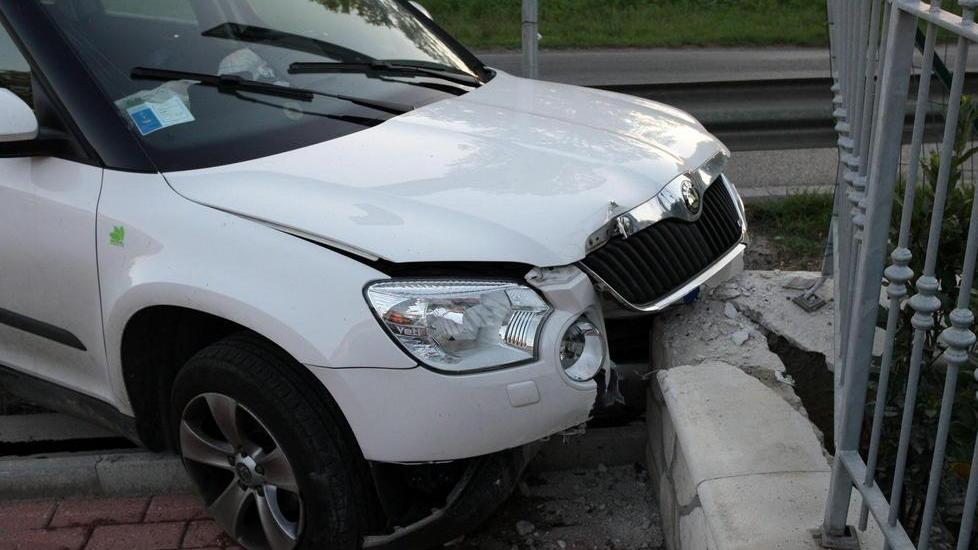 L’auto finisce la corsa sul muretto
