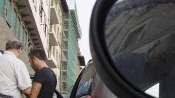 Tenta la truffa dello specchietto ma gli va male
