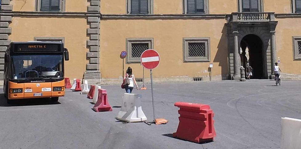 Via le auto dalla zona di piazza dei Miracoli 