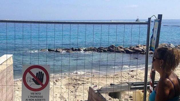 Tutti al mare, ma la spiaggia è chiusa