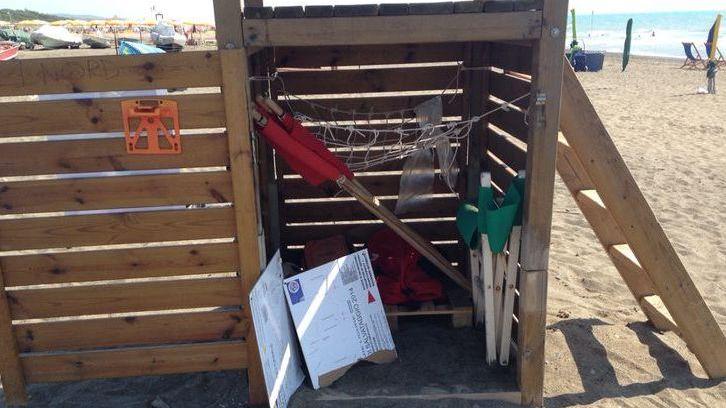 Postazioni di salvataggio prese di mira dai vandali