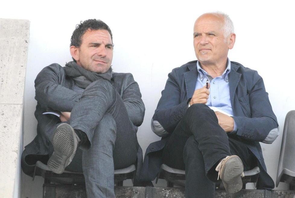 Alcuni tifosi in sede per avere certezze sul futuro del club