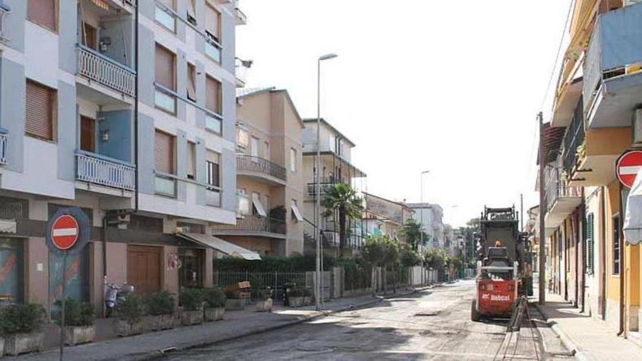 Chiusa via Venezia I negozianti: «È una follia»