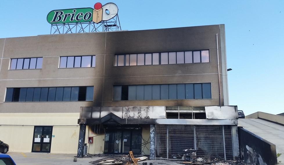 In fiamme l’ingresso di Mondo Idee
