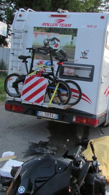 Tragico schianto contro il camper 