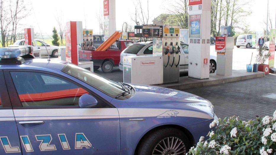 Prima ruba la macchina e poi il gasolio: arrestato