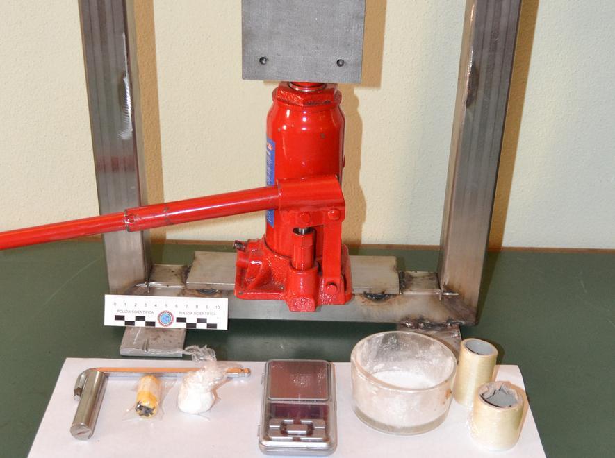 Confezionava dosi con la pressa: resta dentro 