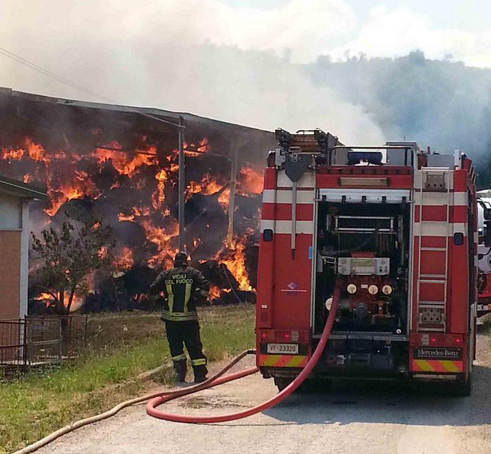 Rogo devasta il fienile e 2000 rotoballe 