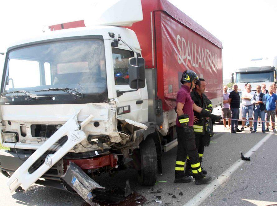 Auto contro un tir, gravi due bambine 