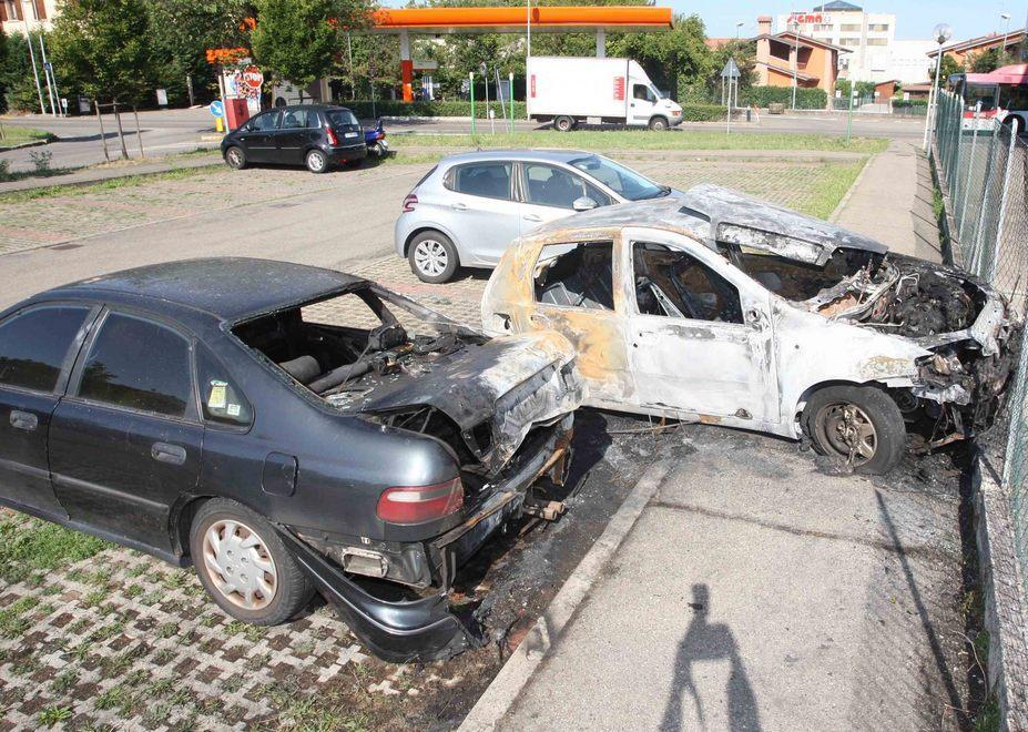 Auto data alle fiamme a Pieve Modolena 