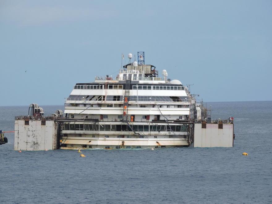 Navi ad almeno tre miglia dalla Concordia 