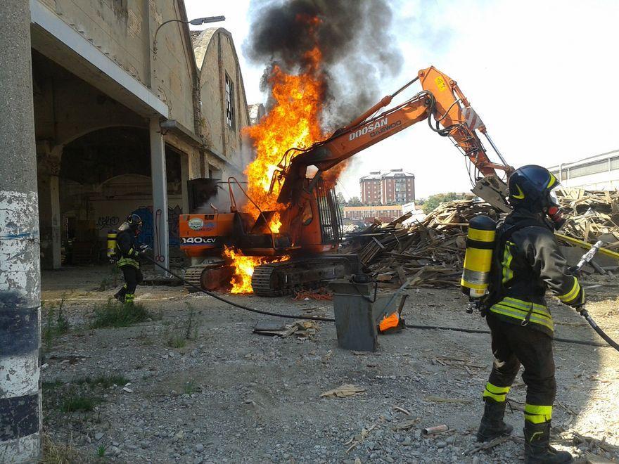 Escavatore prende fuoco alle Reggiane 
