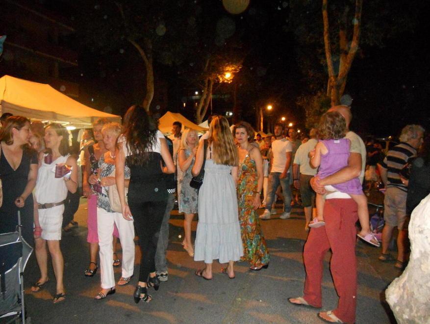 Viale Adua sotto le stelle con stand e intrattenimenti 
