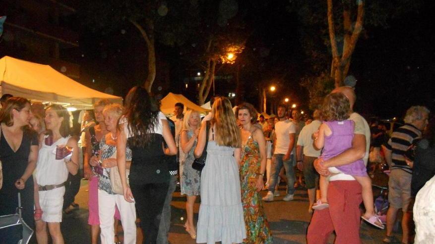 Viale Adua sotto le stelle con stand e intrattenimenti