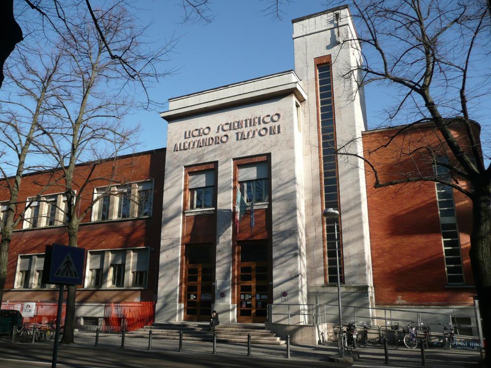 L'esterno del liceo scientifico Tassoni