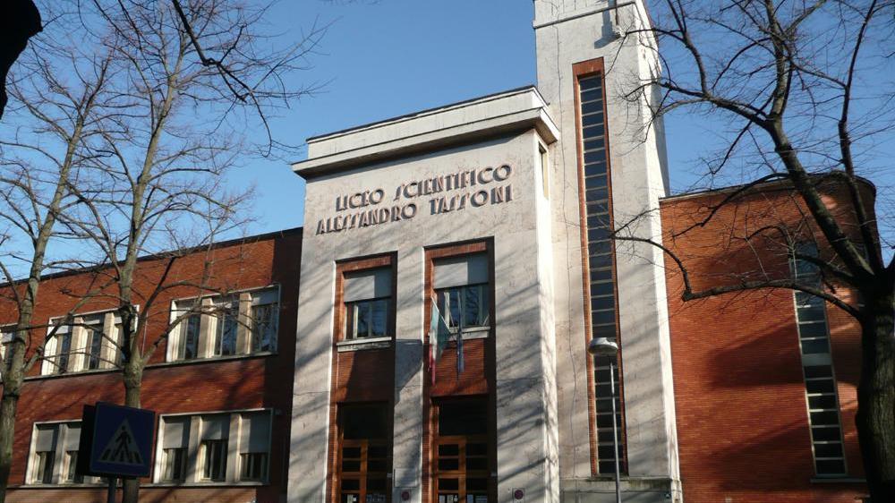 L'esterno del liceo scientifico Tassoni