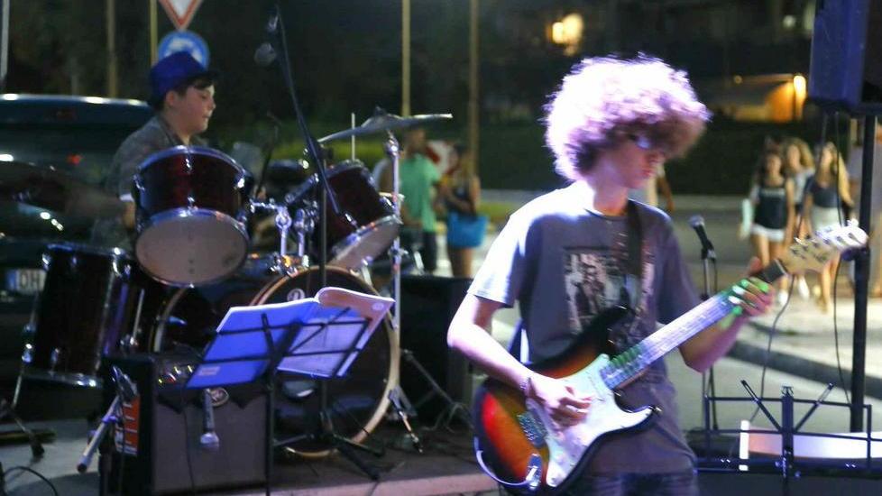 Tirrenia, musica e shopping con la Notte Blu