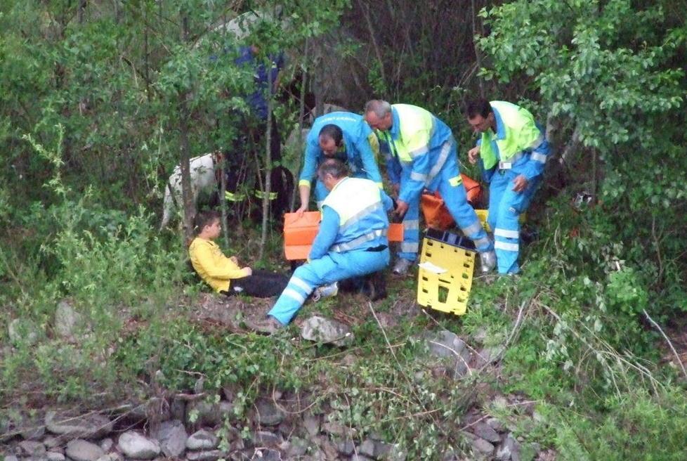 Ragazzo cade nel torrente, tibia fratturata