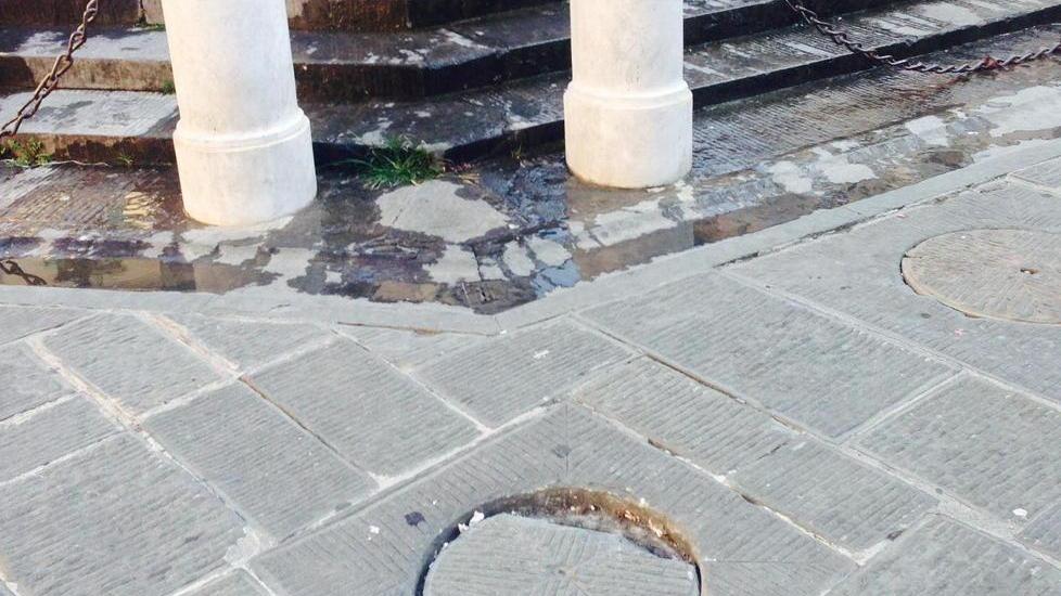 Tombino rotto in piazza dei Leoni