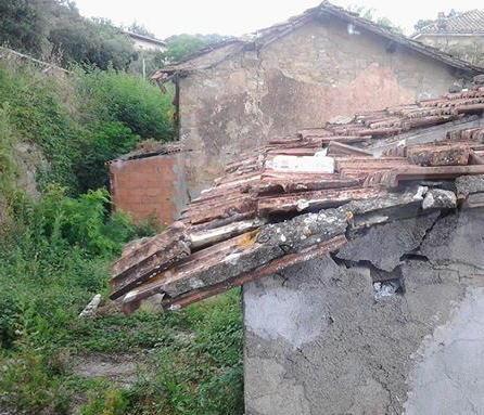 Tra tegole che cadono e mura pericolanti: ex stazione degradata 