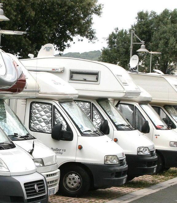 “Camper selvaggio” Nei parcheggi scattano i controlli
