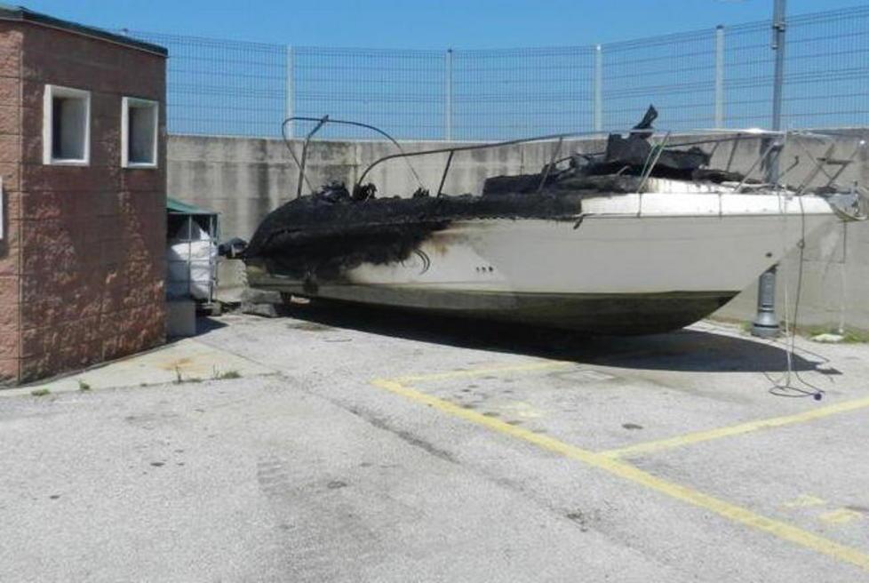 Motoscafo a picco, tre barche danneggiate 