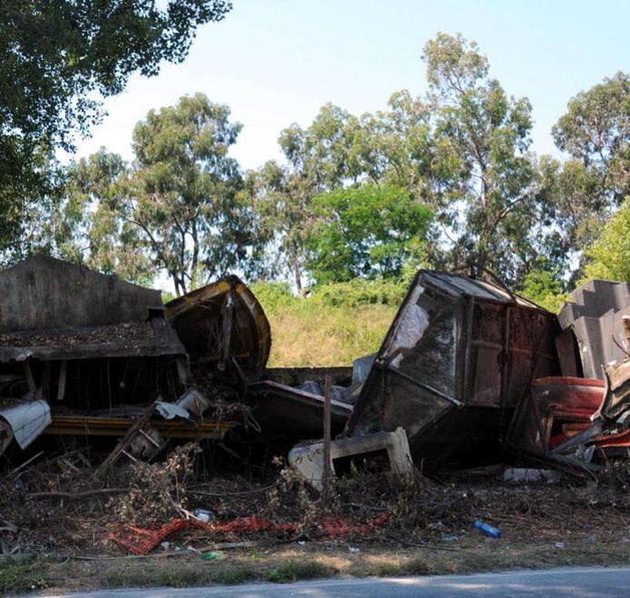 Un cimitero di barche nella zona industriale 