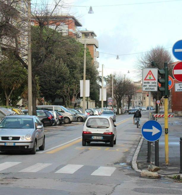 Nuovi lampioni si scava in viale Mameli 