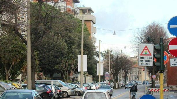 Nuovi lampioni si scava in viale Mameli