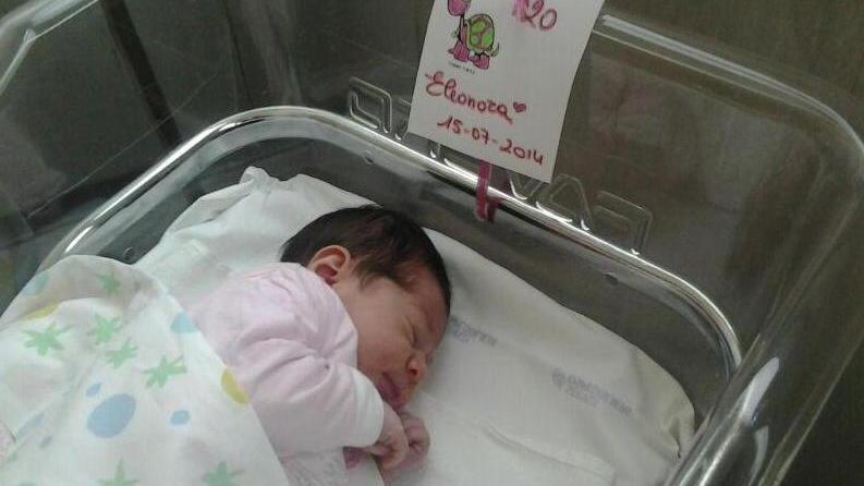 Nasce in casa sul divano il babbo fa da ostetrico