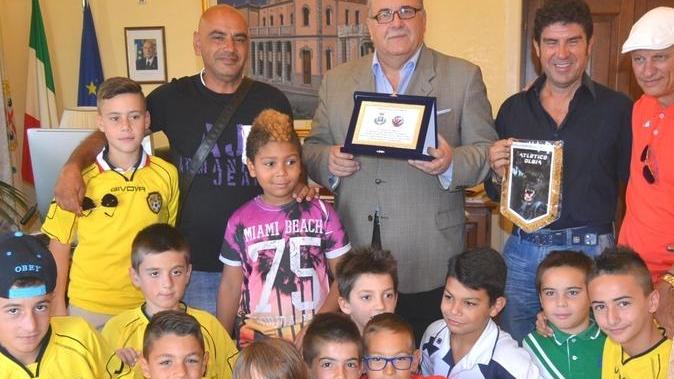 Vittoria in Spagna, sindaco e assessore premiano l’Atletico
